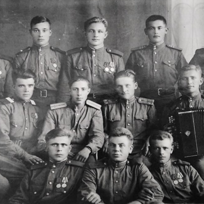 Пономарев Иван Захарович с боевыми друзьями (1ряд крайний справа).