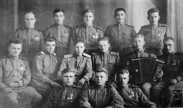 Пономарев Иван Захарович с боевыми друзьями (1ряд крайний справа).