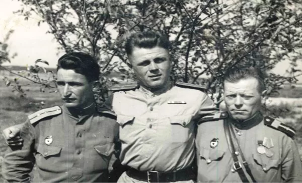 Крайний справа Крутов Павел Иванович с боевыми товарищами.                                